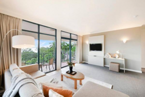 Corner Balcony Suite on the Esplanade with Pool, Darwin